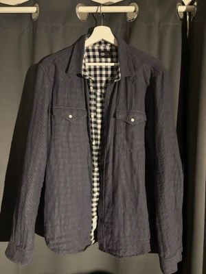 Rutig Skjorta - Tja, säljer en rutig skjorta från Crocker. Skick 9/10. Storlek L passar M. Nypris 1500, mitt pris 379. Hör av dig vid frågor o funderingar!