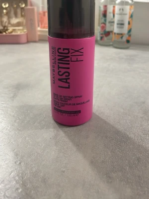 Maybelline Lasting Fix Setting Spray - Maybelline Lasting Fix är en make-up setting spray i en snygg rosa plastflaska med svart spraymunstycke och lock. Ger en matt finish och håller sminket på plats upp till 16 timmar. Flaskan rymmer 100 ml och är perfekt för att fixera din look hela dagen.