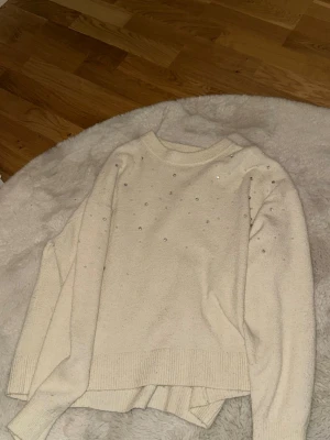 Stickad tröja  - Stickad tröja med pärlor på, storlek M men sitter mer som en S 