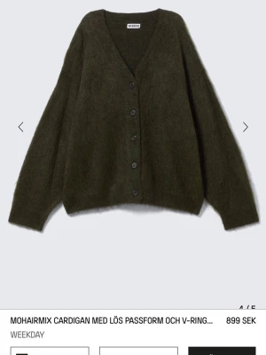 Mörkgrön mohairmix kofta från Weekday - Säljer en mörkgrön kofta i mohairmix från Weekday. Koftan har en lös passform, v-ringning och knäppning framtill med svarta knappar. Långärmad och supermjuk✨✨Den är inte använd och har lapp kvar!