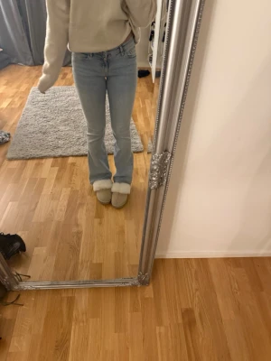Ljusblå bootcut jeans från gina - Säljer ett par ljusblå jeans från Perfect Jeans i storlek 36. Modellen har bootcut-ben, klassisk femficksdesign och normal passform. Jeansen är tillverkade i mjukt denimtyg och har en snygg, enkel look som passar till allt.