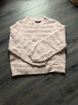 Ljusrosa stickad tröja från Amisu - Använd 1-2 gånger och har lite smink vid halsen på tröjan.