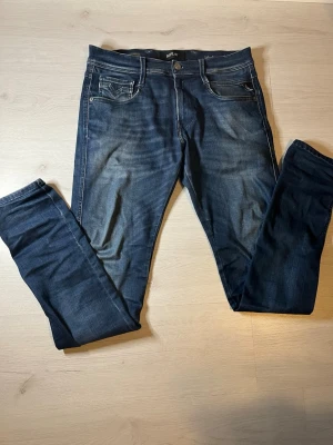 Replay anbass hyper flex  - Säljer ett par replay anbass hyper flex i storlek W30, inga defekter och mycket bra skick, nypris ca 1400kr, knappt använda, pris kan diskuteras 