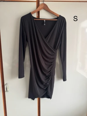 Riktigt läcker klänning - Passar på att göra om mina annonser så du kan få gratis frakt (gäller i 7dagar) står det ej gratis frakt så har tiden passerat. 🌹❤️ alla mina kläder är i fint/okej skick utan större defekter om inget annat står . Allt är använt så vanligt slitage kan förekomma 