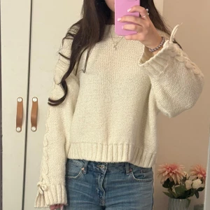 Stickad tröja  - Superfin stickad tröja med snörning på ärmarna! Jättefint skick🩷 