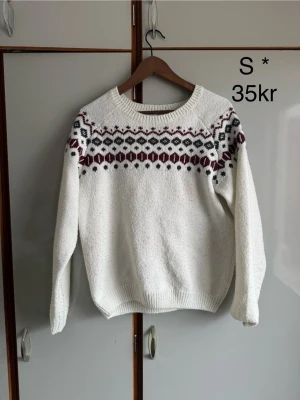 Fin tröja - Passar på att göra om mina annonser så du kan få gratis frakt (gäller i 7dagar) står det ej gratis frakt så har tiden passerat. 🌹❤️ alla mina kläder är i fint/okej skick utan större defekter om inget annat står . Allt är använt så vanligt slitage kan förekomma . Denna har dock lite mer slitage . Så som lite nopprig och ev tvättpåverkan