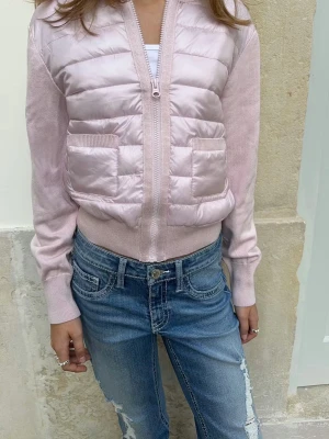 Gina Young cardigan!! - Säljer min ljusrosa cardigan från Gina Young i storlek 170🫰🏻🫰🏻💞 Den är endast använd 1 gång och passar perfekt på mig som vanligtvis har S och är 164 lång!! Slutsåld på hemsidan 