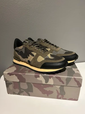 Gröna Valentino Rockrunners - Säljer ett par Valentino Rockrunner sneakers i camouflage med gröna, beige och svarta toner. Skorna har detaljer i mocka och skinn. Pris kan diskuteras vid snabb affär ✅