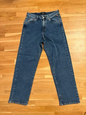 Blå raka jeans från Replay - Säljer ett par klassiska blå baggy jeans från Replay med raka ben och normal passform. Aldrig använda, därav ny skick. I storlek 158 cm. 