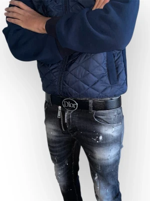 D.i.o.r bälte 115cm- svart - Helt ny. Fin replika med hög kvalitet. Längd: 115cm. Pris: 499kr. Först till kvarn. Skickas direkt inom 24h