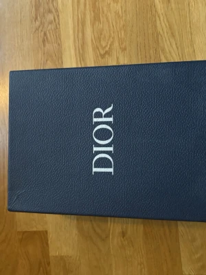 Christian Dior skor – exklusiv stil - Christian Dior skor kombinerar elegant design med hög kvalitet och komfort. Med noggrant hantverk, lyxiga material och tidlös stil passar de lika bra till vardag som till fest. Ett självklart val för dig som vill ha exklusiv och modern elegans. 
