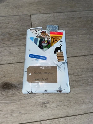 Blind date med en bok - Blind date med en bok genré dystopian young adult får med lite tillbehöret lite godis tee anotate notes stickers bokmärke boken är rätt populär på Booktok så finns chans om du har massa Booktok böcker att du får dubbletter boken är på engelska