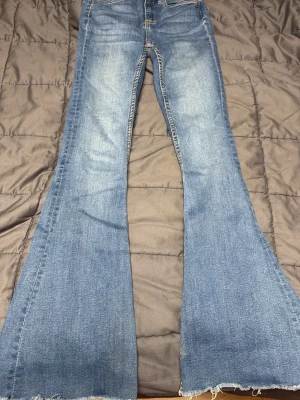 Blå Snake Flare jeans från 157, XS - Säljer ett par ljusblå högmidjade Snake Flare jeans från 157 i storlek XS. 