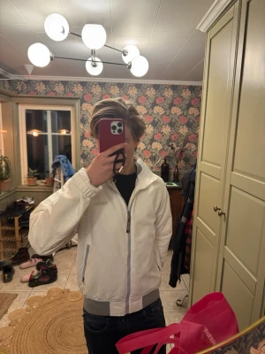 Woolrich jacka - Säljer just nu denna feta woolrich jackan i storlek M. Jackan är i mycket fint skick med inga defekter alls. Tveka inte att höra av er vid frågor och funderingar!🙌