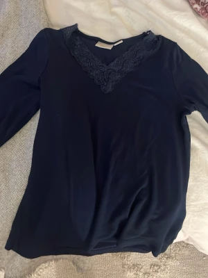 Långärmad med spets - Långärmad tröja med spets från gina, bra sick ser inte ut som att den har varit så använd