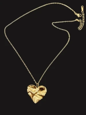 Stilfullt halsband med hjärta  - Material-rostfritt stål.  Hjärta -2,5cm