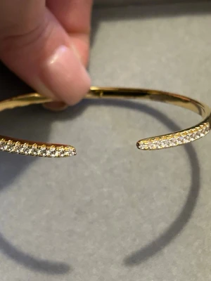 Safira - Armband - Armband från Safira. 18 k guldpläterat sterling silver. Originalpris 1099 SEK.