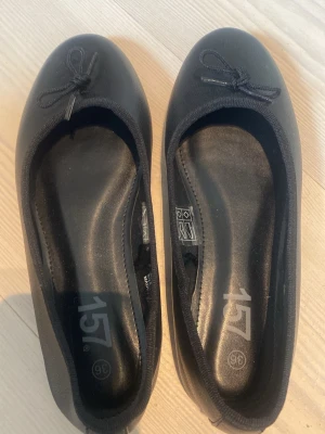 Svarta ballerinaskor med rosett - Klassiska svarta ballerinaskor från 157 i storlek 36. Helt nya, bara testade på. Tror nypris är 200kr och säljer för 120kr priset kan diskuteras. 