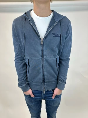 Woolrich hoodie - Hej! Säljer nu denna riktigt snygga woolrich hoodie/ cardigan som är perfekt nu till våren och sommarn. Storlek L, skick 8/10. Är det några frågor så är det bara o höra av sig!!