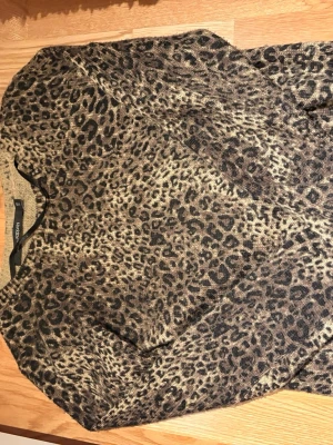 shit snygg leopard tröja !! - Tyckte inte den passade på mig. Frågor kan diskuteras privat 