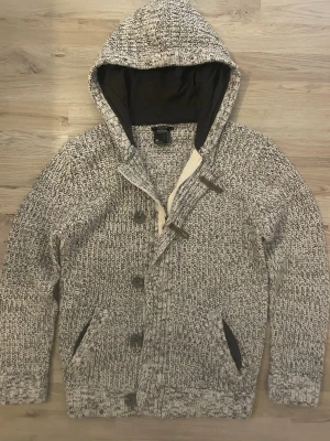 Grå stickad cardigan - Otroligt snygg grå stickad cardigan. Passar perfekt till kallare väder. Priset kan såklart diskuteras!