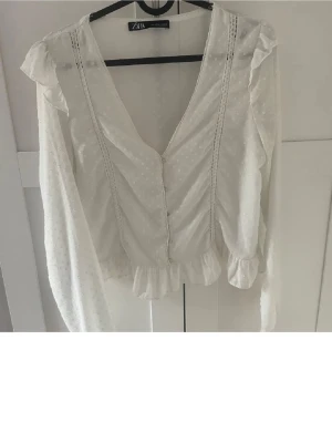 Vit prickig blus från Zara  - Vit prickig vringad blus. Köpt på Plick. Använd få gånger. Sitter som en s