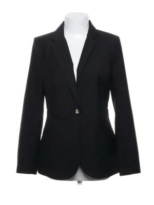 Svart kavaj med knappar - Figursydd kavaj från HM med snygga detaljer. Aldrig använd men köpt från Plick. 