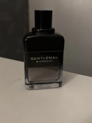 Givenchy Gentleman herrparfym - Stilren och modern parfym från Givenchy. Perfekt för dig som vill ha en elegant touch till din stil. Flaskans design ger ett exklusivt intryck och passar dig som gillar klassiska märken.
