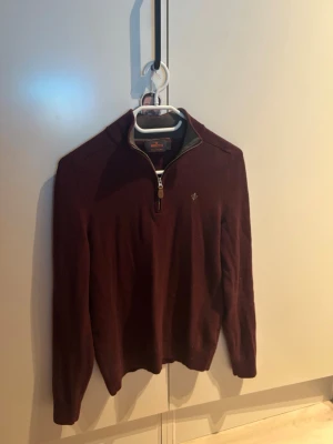Morris Half zip - Säljer en vinröd långärmad tröja från Morris i 100% merinoull. Tröjan har half zip med snygg dragkedja och diskret broderad logga på bröstet. Perfekt till höst och vinter för en clean och stilren look. STORLEK S MEN SITTER SOM XS⚠️🔔 fraktar inom 0-2 dagar!