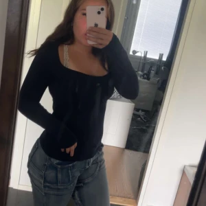 Mörkblå långärmad topp Intimissimi - Mörkblå långärmad topp från Intimissimi med rundad, något djupare urringning. Sitter tight och är tillverkad i mjuk bomullsmix som känns skön mot huden. Perfekt att styla med jeans eller kjol för en clean look.