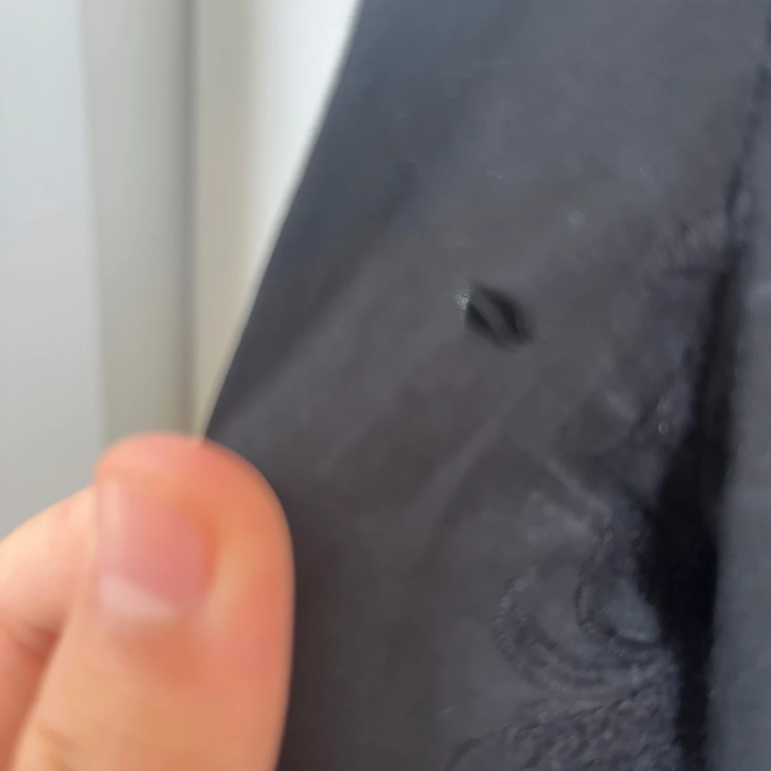 Svart broderad blus med knyt  - 3