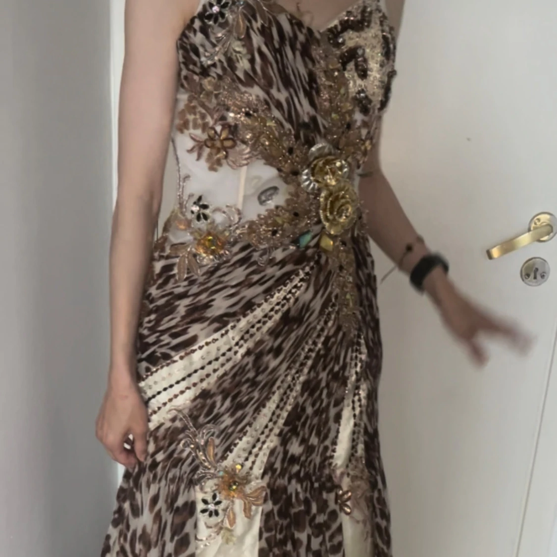 Lång leopardmönstrad festklänning