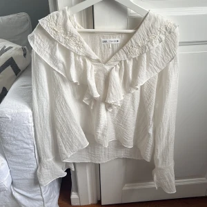 Blus från Zara - Fin blus från Zara i fint skick