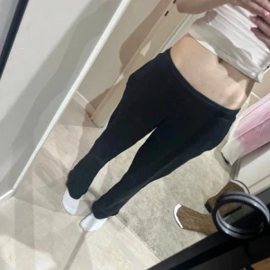 Svarta mjukisbyxor från BikBok - Svarta mjukisbyxor från BikBok i storlek S. Byxorna har resår i midjan, raka ben och sidofickor. Perfekta för en chill look och superbekväma att ha på sig. Materialet är mjukt och stretchigt, vilket gör dem extra sköna.