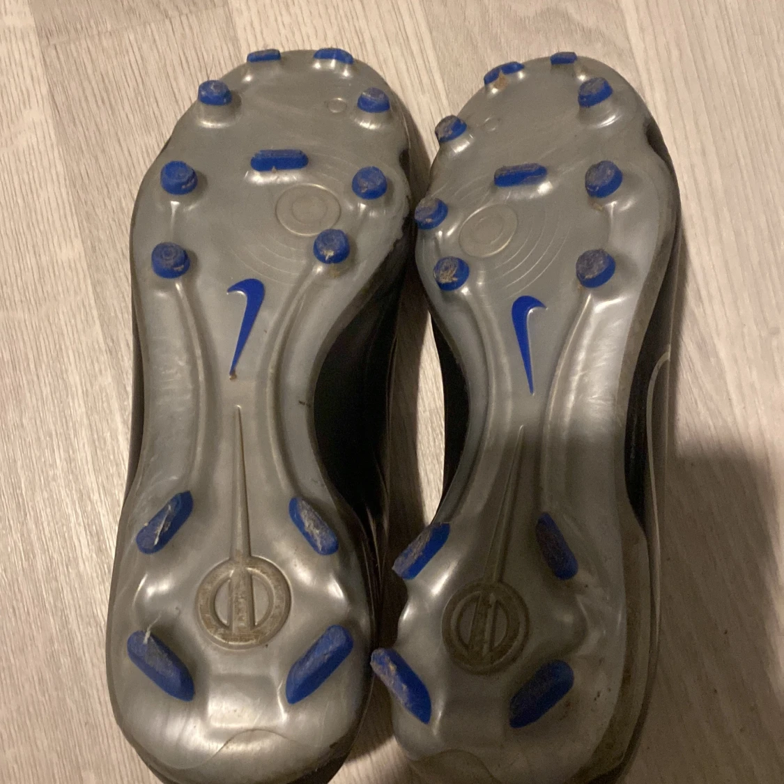 Svarta Nike fotbollsskor med blå detaljer - 1