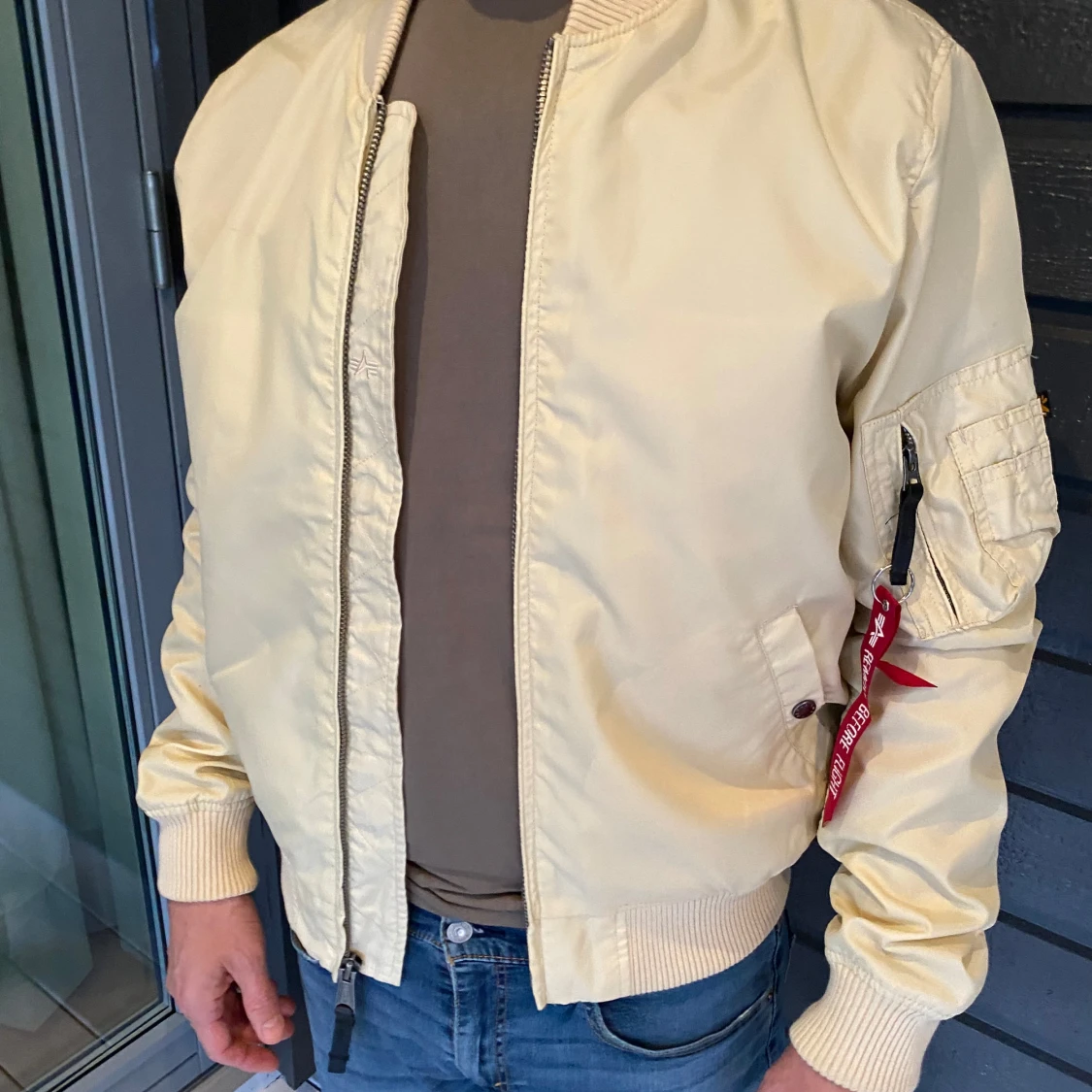Beige bomberjacka från Alpha Industries