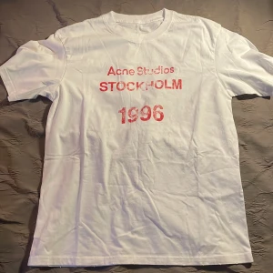 Acne studios t-shirt - Säljer en acne studios t-shirt som var för stor för mig. Orginal pris=2000, mitt pris=899