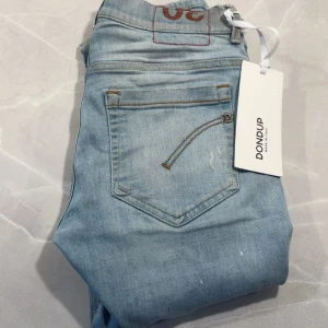 Dondup jeans - Sjukt snygga dondup jeans i storlek W30. Skick 7/10.Längd 100cm.  Bara att höra av er vid frågor eller funderingar. 
