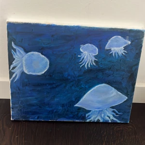 Jellyfishes with a blue backround (painting) - En unik målning med fyra självlysande maneter som svävar i ett djupblått hav. Perfekt för dig som älskar havets mysterier och vill ha något coolt och inspirerande på väggen. Skapad av konstnären robina golami! Detta spenderade jag flera dagar på, jag är yette nöjd och hoppas ni gillar den också. Pengarna går 50% till mig och utrustningen för fler tavlor och resten av 50% går till Musikhjälpen! Artisten hittar du på Instagram @paintingsfromrobin all sorts hjälp tackar jag så mycket för❤️ 