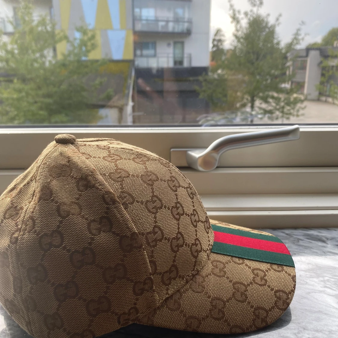 Gucci keps med GG-mönster och röd/grön rand - 1