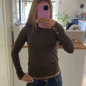 Finstickad tröja - Brun finstickad tröja från Lindex! Använd 2 gånger, inga defekter.
