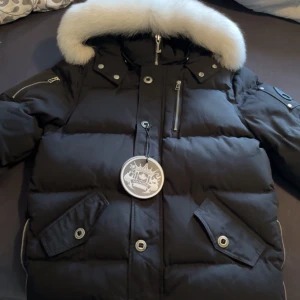  Moose Knuckles  - Hej säljer en Moose Knuckles jacka som är i storlek M och i mycket bra skick, den kommer inte till användning för att jag har andra jackor och den bara står kvar i min garderob. Möts hellst i stockholm