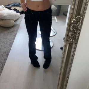 Jeans  - Hej! säljer dessa snygga svarta jeans och på grund grund av att de inte kommer till användning nästan helt oanvända