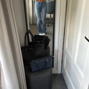 Blå bootcut jeans från ONLY, XXS - Säljer ett par ljusblå jeans från ONLY i modellen bootcut. Jeansen har klassisk femficksdesign, normal passform och är tillverkade i mjukt denimtyg. Snyggt utsvängda ben och midja som sitter perfekt. Perfekta till sneakers eller boots.