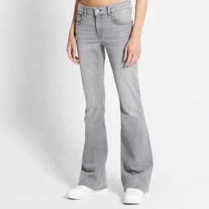 Gråa ”low boot” jeans från lager157 - ”low boot” jeans från lager157 i storlek S/full length. Är lågmidjade gråa bootcut jeans som inte längre säljs hos lager157. Pris kan diskuteras 💕 