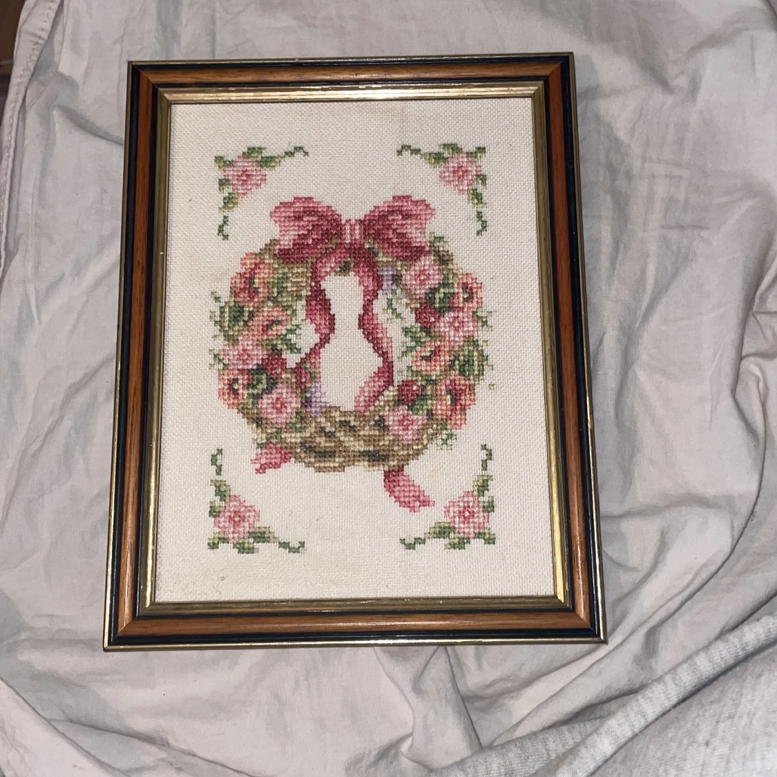 Broderad tavla med blomkrans och rosett