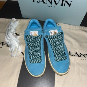 Nya Lanvin Sneakers - Helt nya! Nypris ca 5000kr. Storlek 42.  Dustbag+box+extra snören medföljer. Skriv för mer information🤝