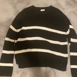 Svartvit stickad tröja - Svart stickad tröja från Kappahl med storlek 158/164, den är lite oversized men passar bra 