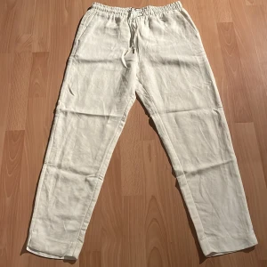 Vita linnebyxor Holly & Whyte S - Säljer dessa linnebyxor då dom inte används. Nästan aldrig använda🥰