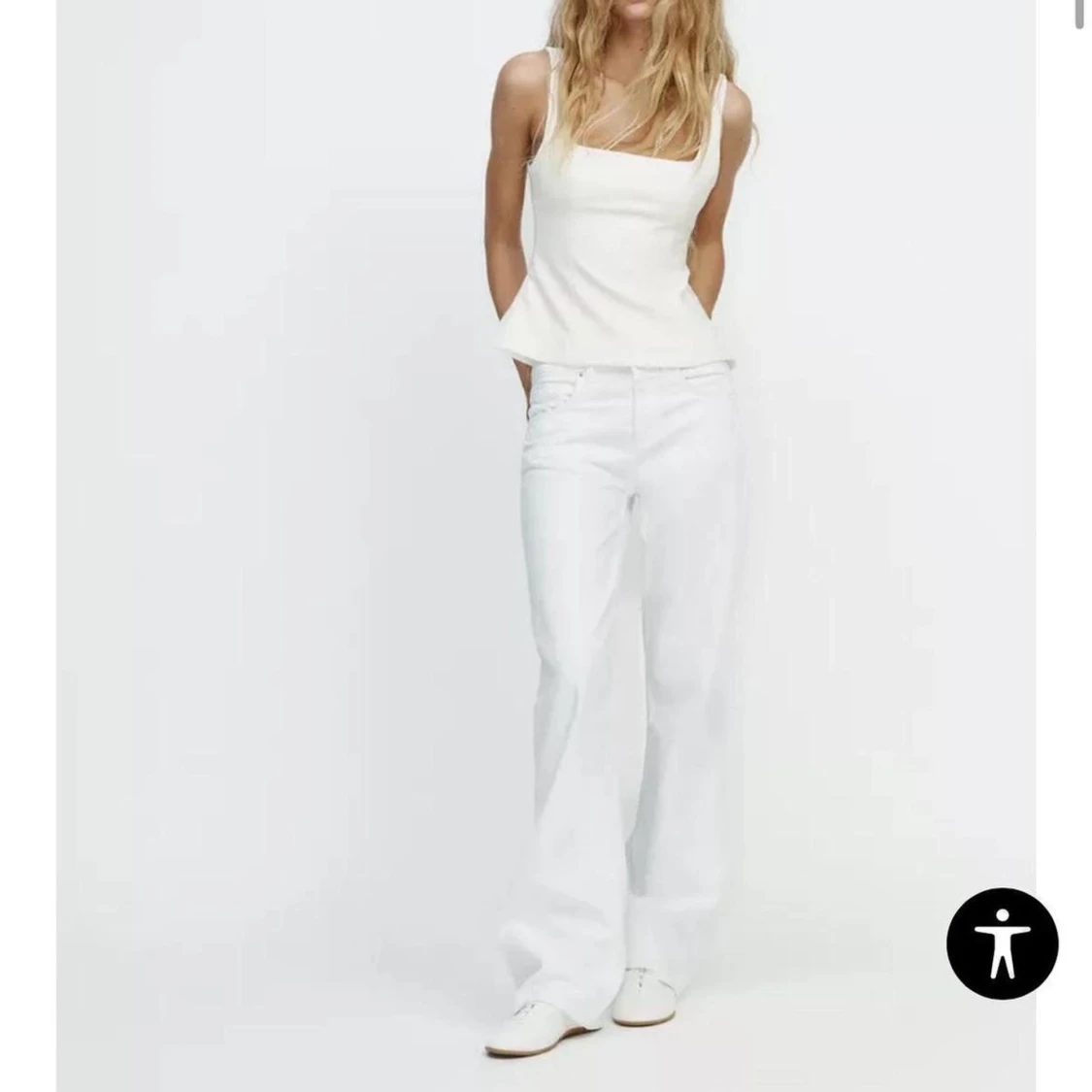 Vit topp med rosetter - 2